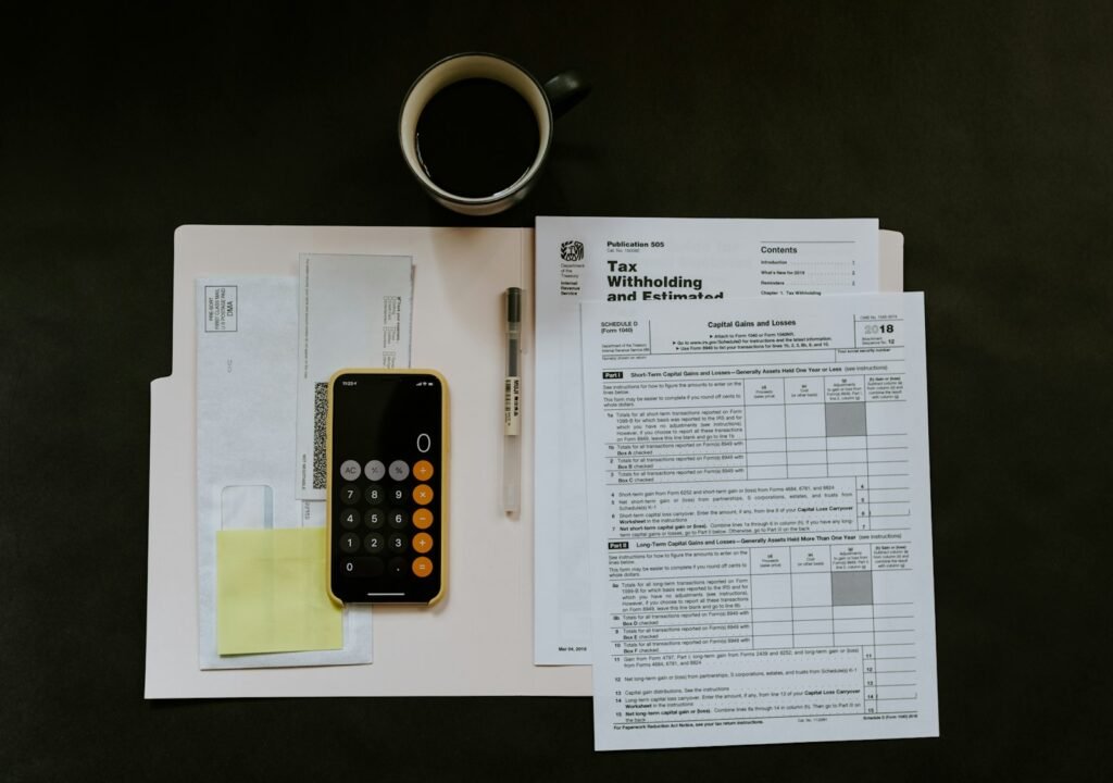 Documentos fiscales, bolígrafo y móvil sobre una mesa