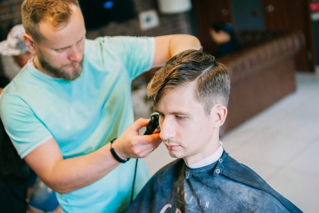 Peluquero cortando el pelo a un cliente en una peluquería